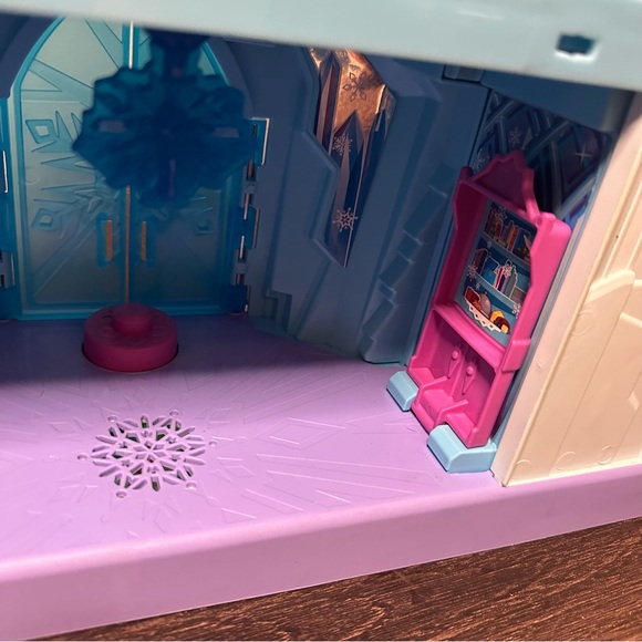 Fisher Price Little People Disney Frozen Elsa’s Ice Palace with Elsa figure ❄️ - Picture 10 of 15